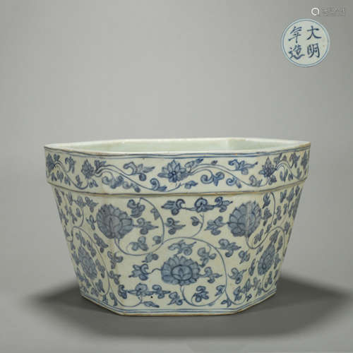 A blue and white interlocking flower porcelain hexagonal vat