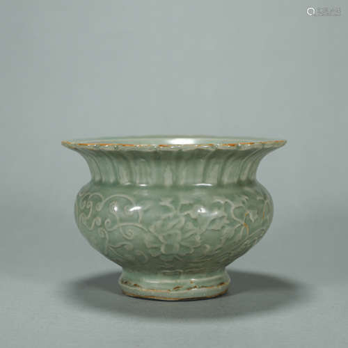 A Longquan kiln interlocking flower porcelain vessel