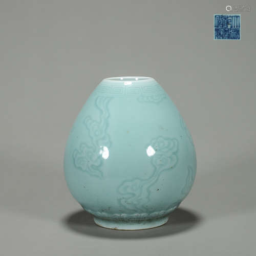 A cloud patterned celeste glazed porcelain water pot