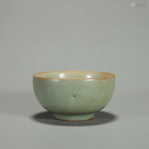 A Longquan kiln porcelain bowl