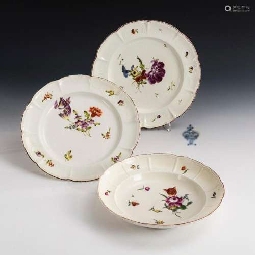 3 BAROQUE PLATES WITH FLORAL PAINTING. LUDWIGSBURG.