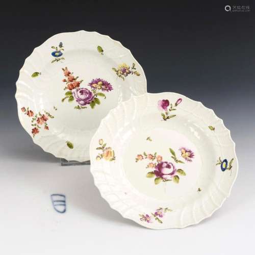 2 PLATES WITH FLORAL PAINTING. VIENNA.