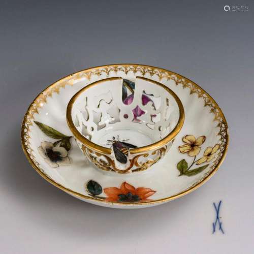 BAROQUE SAUCER WITH WOODCUT FLOWERS. MEISSEN.