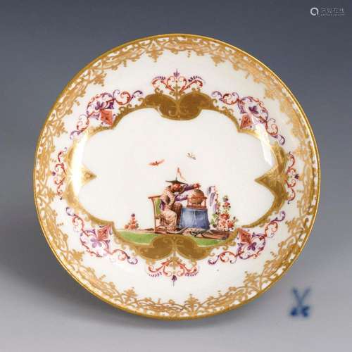 SAUCER WITH HÖROLDT CHINOISERIE. MEISSEN.