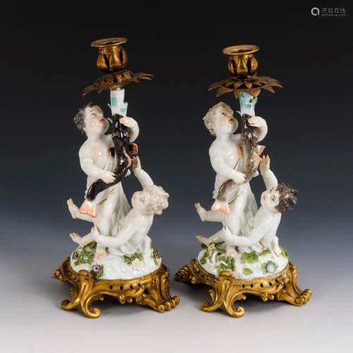 PAIR OF PUTTI CANDLESTICKS WITH BRONZE BASE. MEISSEN.