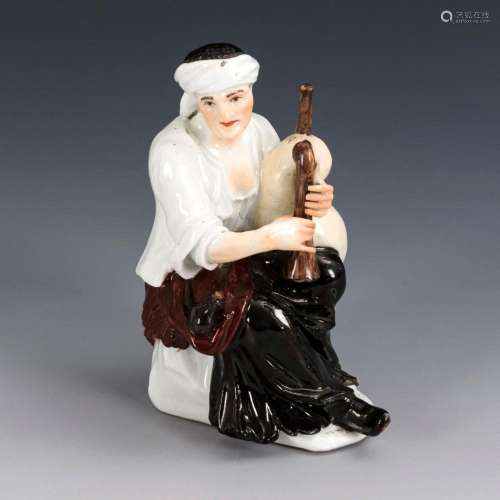 BEGGAR WOMAN WITH BAGPIPES. MEISSEN.