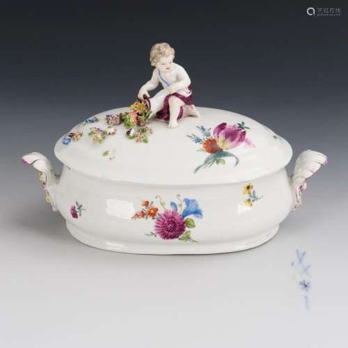 SMALL TUREEN WITH PUTTO KNOB. MEISSEN.