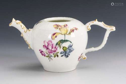 TEAPOT WITH FLORAL PAINTING. MEISSEN.