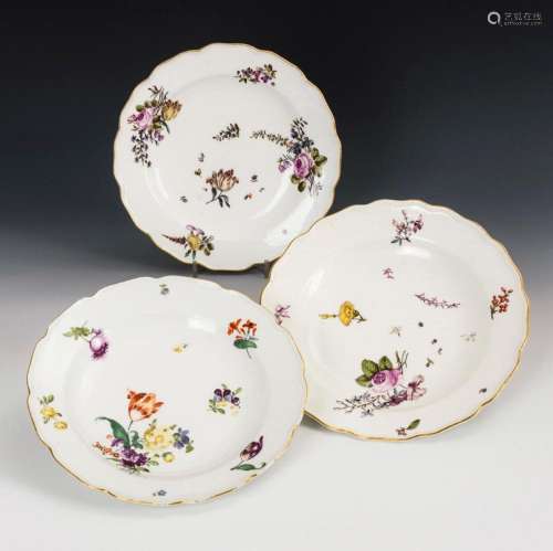 3 PLATES WITH FLORAL PAINTING. MEISSEN.