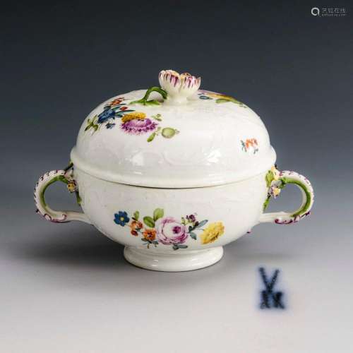 MATERNITY TUREEN WITH FLORAL PAINTING. MEISSEN.