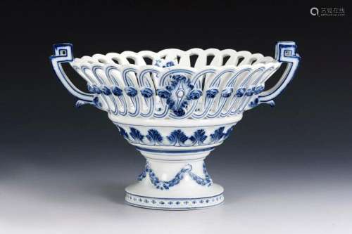 BASKET WITH BLUE PAINTING. MEISSEN.