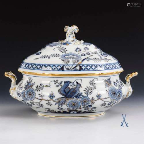 ONION PATTERN TUREEN. MEISSEN.