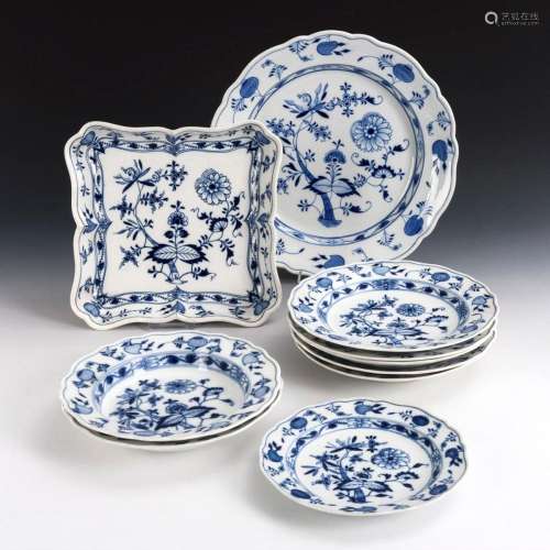 10 PIECES OF ONION PATTERN TABLEWARE.
