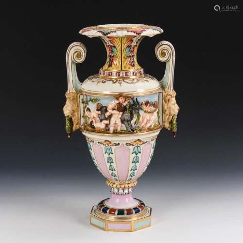 LARGE VASE WITH CAPODIMONTE DECORATION. AELTESTE VOLKSTEDTER...