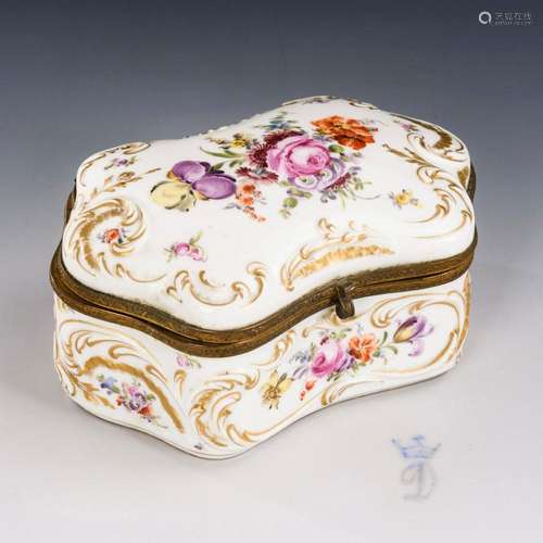 BOX WITH FLORAL PAINTING. HELENA WOLFSOHN.