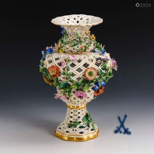 OPENWORK VASE WITH FLORAL DECORATION. MEISSEN.