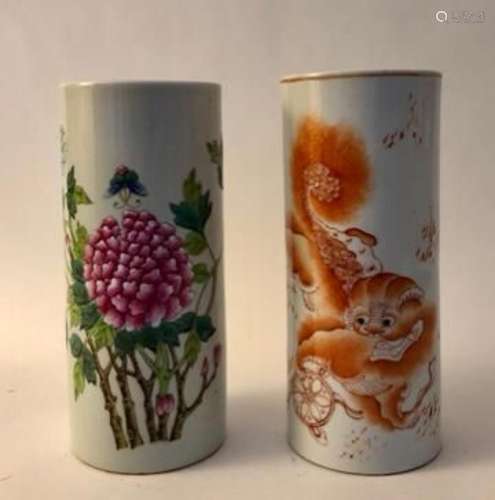 Deux vases cylindriques, en porcelaine et émaux , 
L'un à dé...