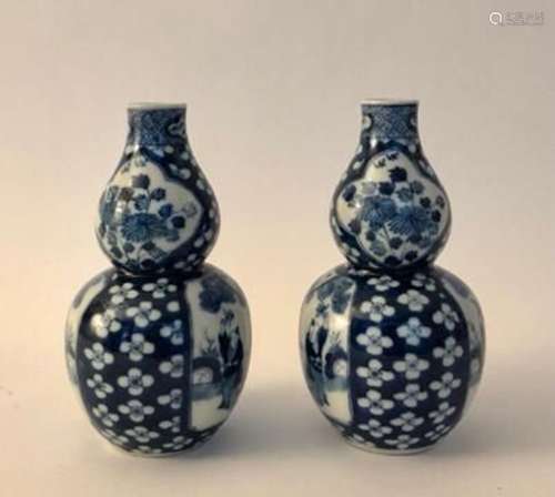 Paire de vases en forme coloquinte, en porcelaine bleu blanc...