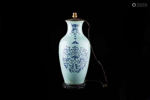 Vase balustre en porcelaine, à décor en bleu et blanc sur fo...