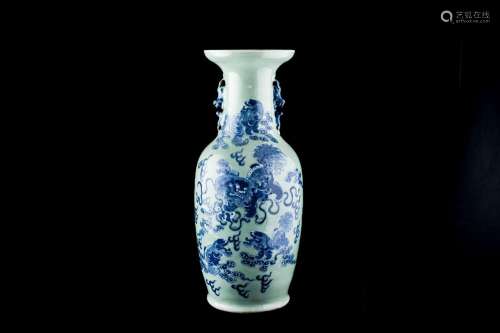 Vase balustre en porcelaine, à décor en bleu et blanc sur fo...