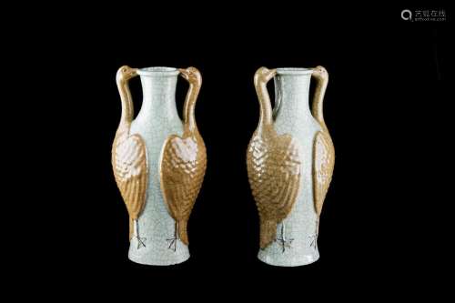 Paire de vases balustres en grès de Nankin craquelé beige, l...