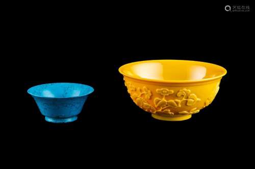 Deux coupes en verre, l’une à l’imitation de la turquoise, l...