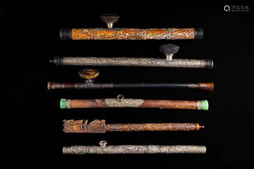 Lot de six pipes à opium, en bois, stéatite, os, métal argen...