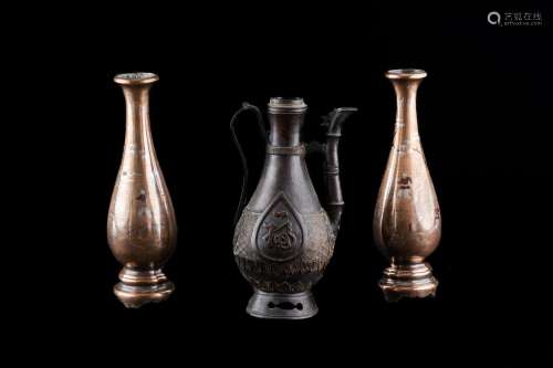 Trois vases, dont une paire à décor niellé de personnages, e...