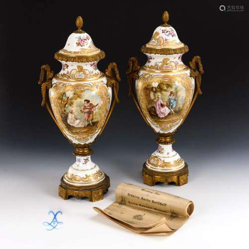 PAIR OF MAGNIFICENT VASES WITH BRONZE MOUNTS.