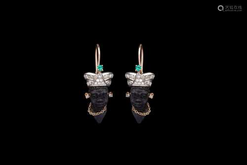 Paire de boucles d'oreilles à motif de buste de maure en or ...