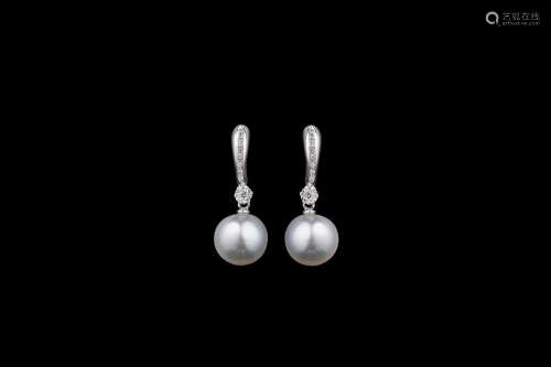 Paire de boucles d'oreilles en or blanc 18K (750°/00) sertie...