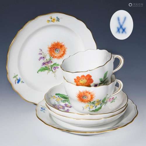 PAIR OF COFFEE DOILIES. MEISSEN.