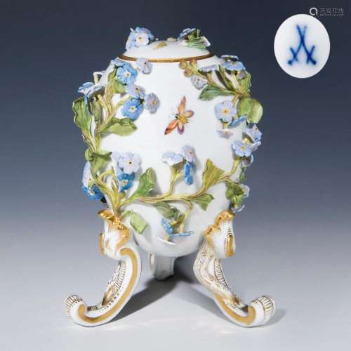 EGG BOX WITH PLASTIC FLORAL DECORATIONS. MEISSEN.