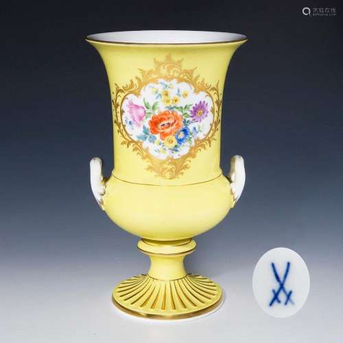 CRATER VASE WITH YELLOW BACKGROUND. MEISSEN.