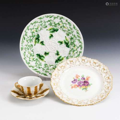 2 RELIEF PLATES AND 1 MOCHA POINT CUP. MEISSEN.