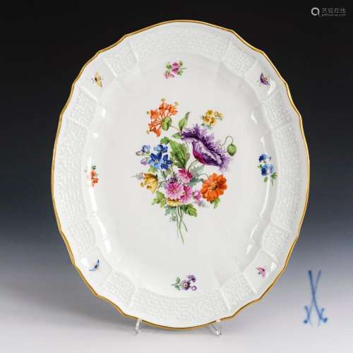 PLATE WITH FLORAL PAINTING. MEISSEN.