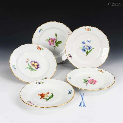 5 PLATES WITH FLORAL PAINTING. MEISSEN.