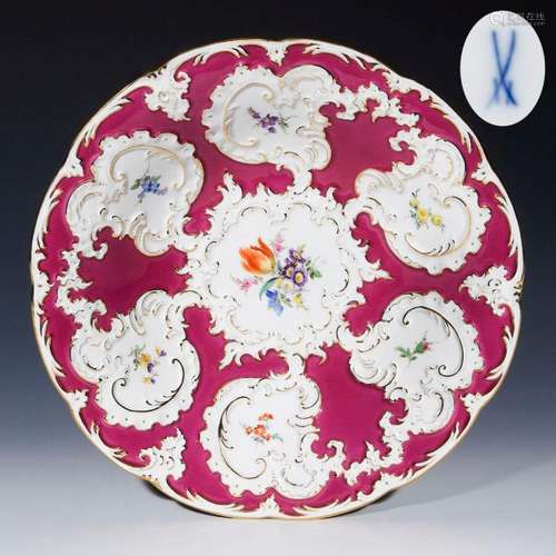 MAGNIFICENT BOWL WITH PURPLE BACKGROUND. MEISSEN.