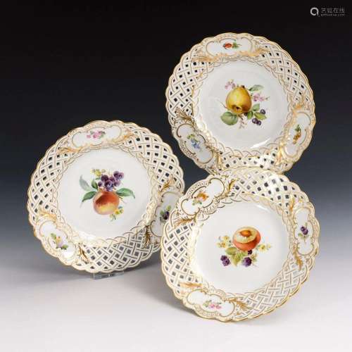 3 BREAKTHROUGH PLATES WITH FRUIT PAINTING. MEISSEN.