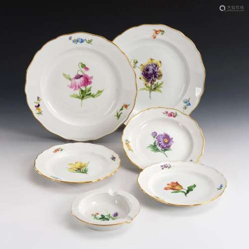 2+3 PLATES AND ASHTRAYS WITH FLORAL PAINTING. MEISSEN.