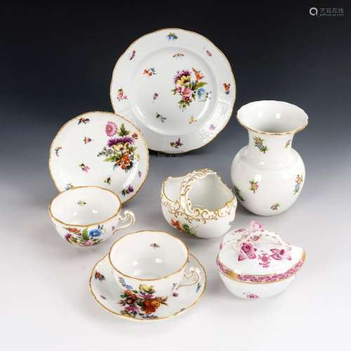 8 PORCELAINS WITH FLORAL PAINTING.