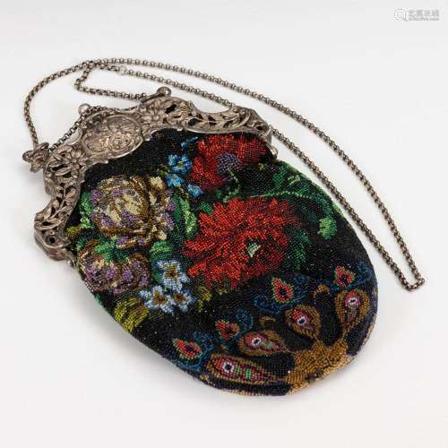 BEADED BAG WITH SILVER BAIL IN RELIEF.