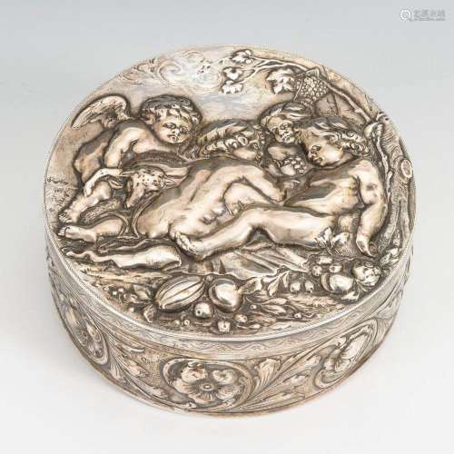 ROUND SILVER BOX WITH PUTTI. J.D. SCHLEISSNER & SONS.