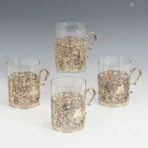 4 TEA GLASSES WITH SILVER HOLDERS.