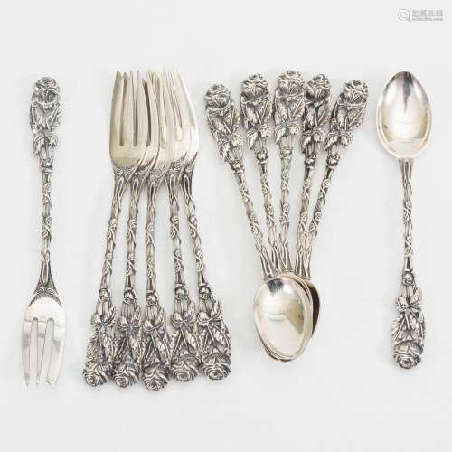 6 CAKE FORKS AND 6 COFFEE SPOONS IN GREEN CASE.