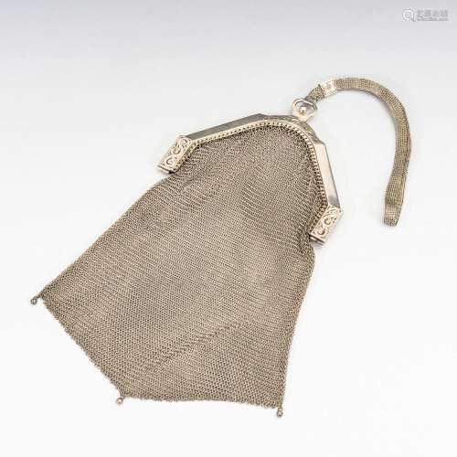 SILVER CHAIN POUCH.