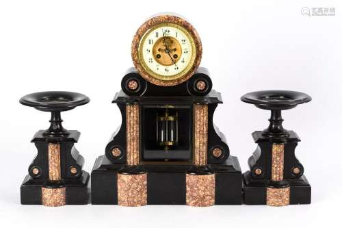 BLACK MARBLE MANTEL CLOCK WITH 2 SIDE PLATES.