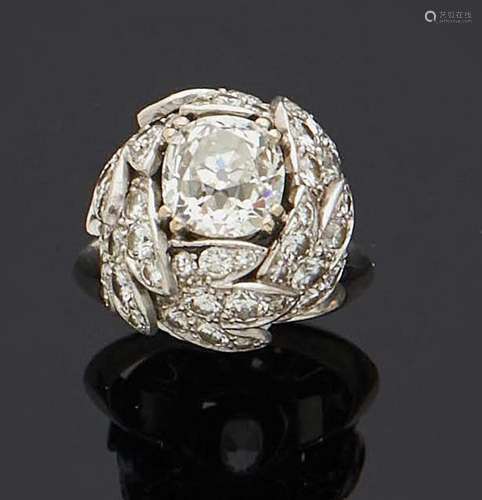 BAGUE en platine et or gris 750 mm ornée d'un diamant de tai...