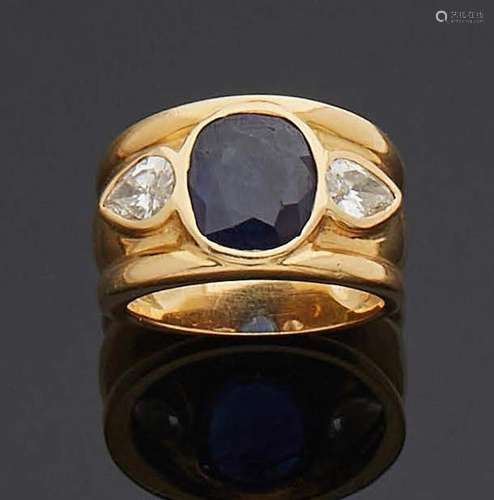 BAGUE jonc en or jaune 750 mm sertie clos d'un large saphir ...