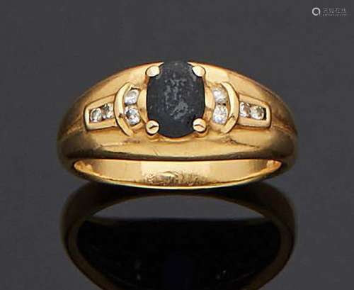 BAGUE en or jaune 750 mm ornée d'un saphir très égrisé sur d...